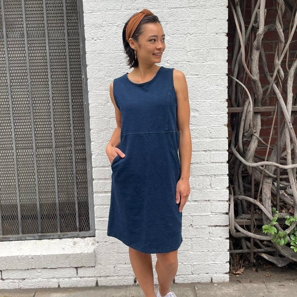 Likely navy blue sleeveless summer dress with pockets size xs